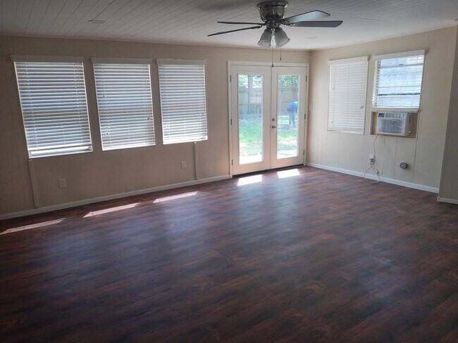 Building Photo - 1107 Manatee Ln