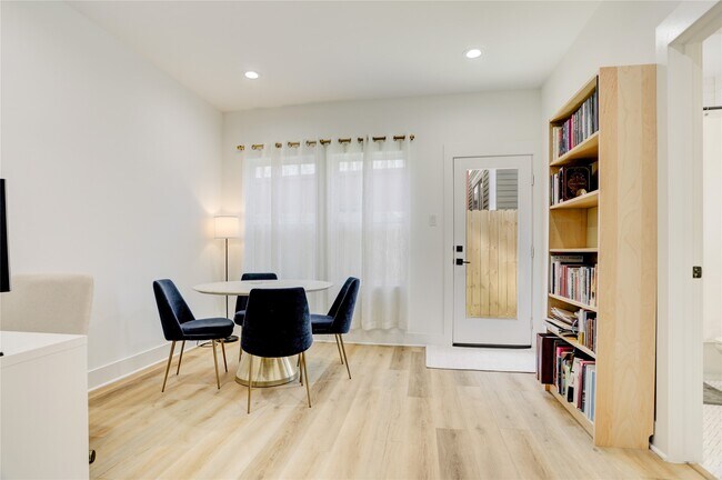 Building Photo - 2013 Cochran St