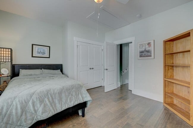 Building Photo - 1817 Bungalow Row