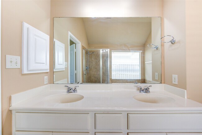 Building Photo - 5615 Stoneridge Ct