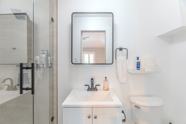 Building Photo - 2 Graylin Woods Pl
