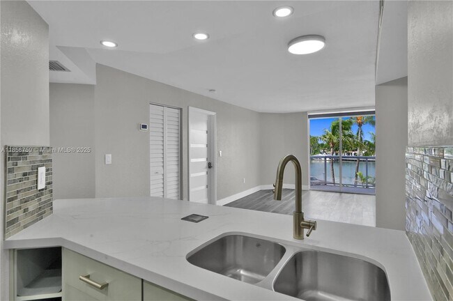 Building Photo - 5880 Collins Ave