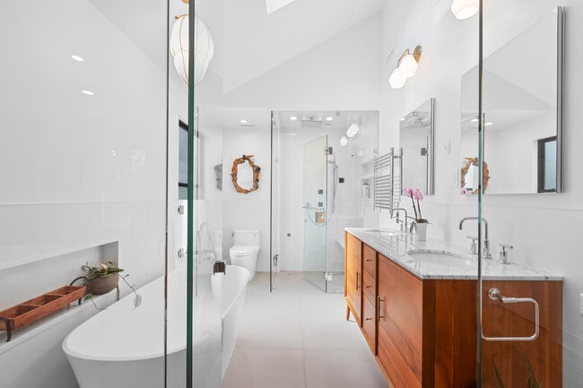 Building Photo - 9526 Lawndale Ave