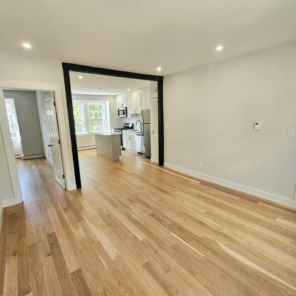 Building Photo - 17 Roberts St