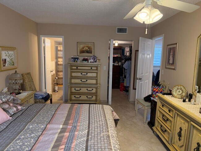 Building Photo - 701 Lori Dr