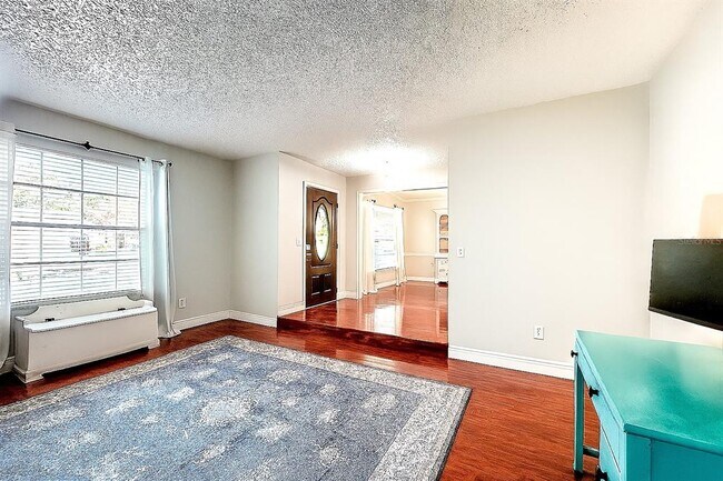 Building Photo - 341 W Hornbeam Dr