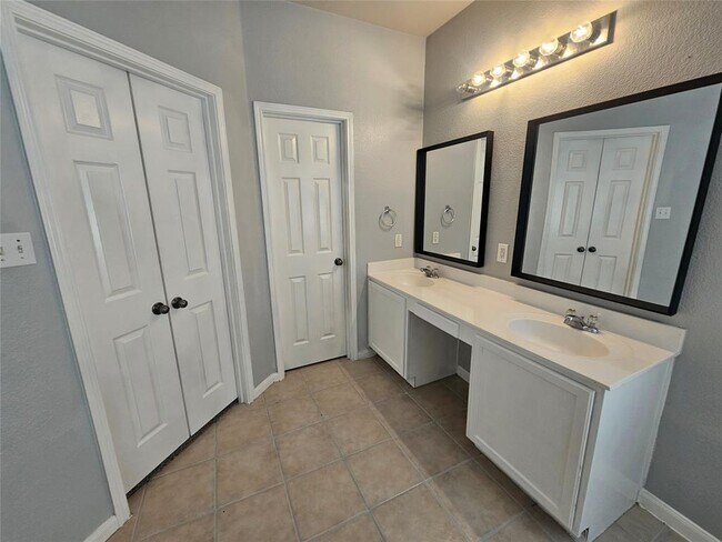 Building Photo - 164 Ashwood N