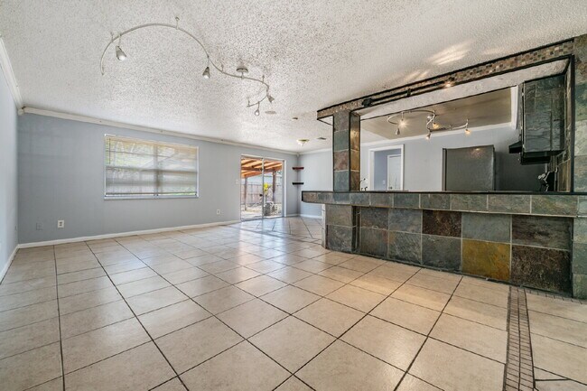 Building Photo - 16001 Saddlestring Dr