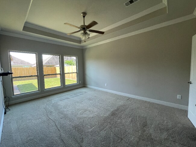 Building Photo - 214 Forest Grove Dr