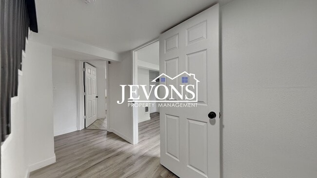 Building Photo - 630 N Skyline Dr