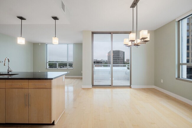 Building Photo - Luxurious 2 Bedroom, 2 Bath High Rise in Downtown Austin