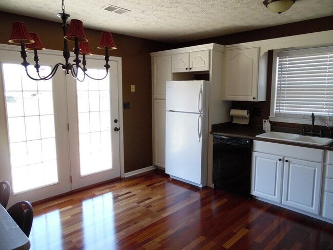 Building Photo - 1305 Amherst Dr