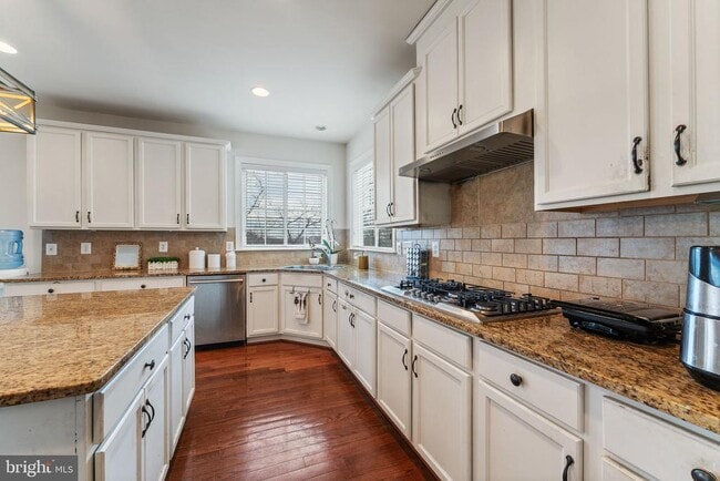 Building Photo - 6526 Wayside Pl