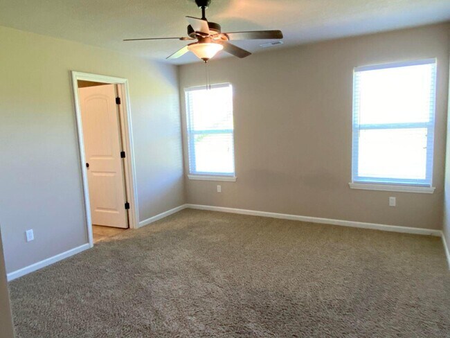 Building Photo - 5801 Abercorn Dr