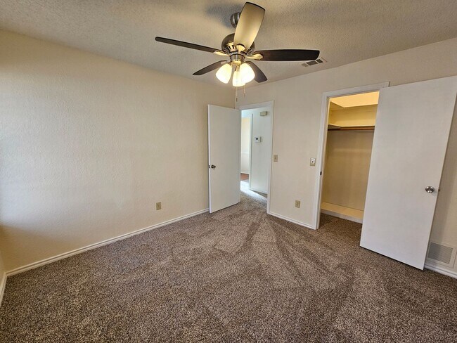 Building Photo - Charming home located in the well-maintain...