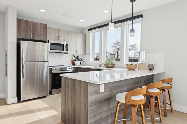 Building Photo - Astor by Gomes