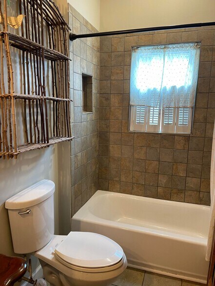 Building Photo - 320 N Poplar St