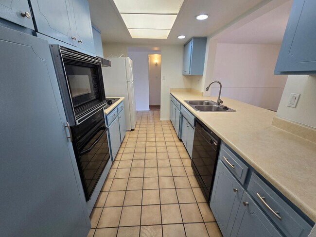 Building Photo - 2527 S Rita Ln