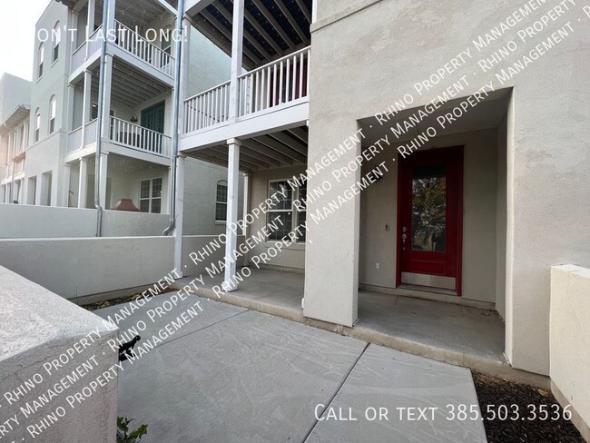 Building Photo - 3 Bedroom/3.5 Bathroom Townhome in South J...