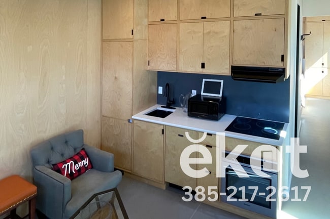 Building Photo - Stowell-SLC-Emery Manor