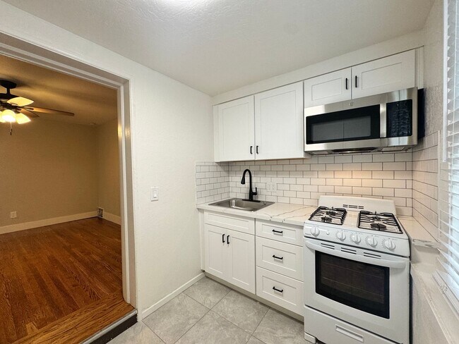 Building Photo - 715 18th St