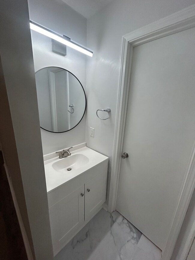 Building Photo - 240 Jamil Rd