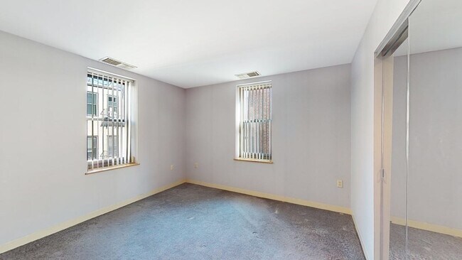 Building Photo - 84 Gainsborough St