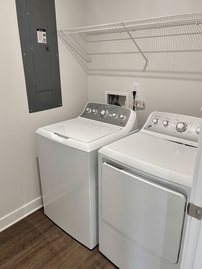 Building Photo - New and Modern Three Bedroom in Bon Air