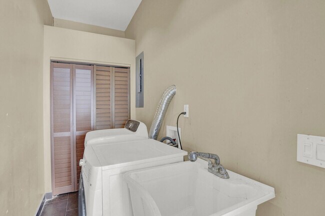 Building Photo - 11231 Ira Ln