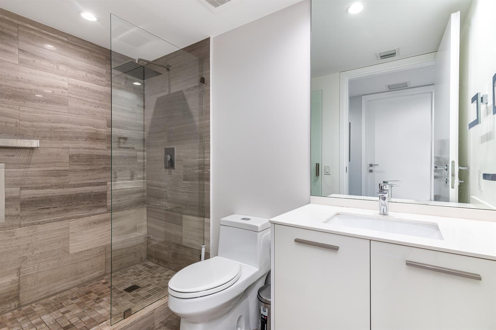 Building Photo - 1300 Brickell Bay Dr