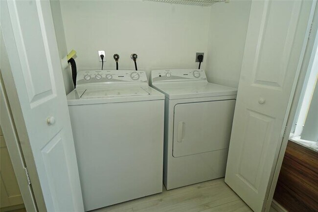 Building Photo - 1690 Zenith Way