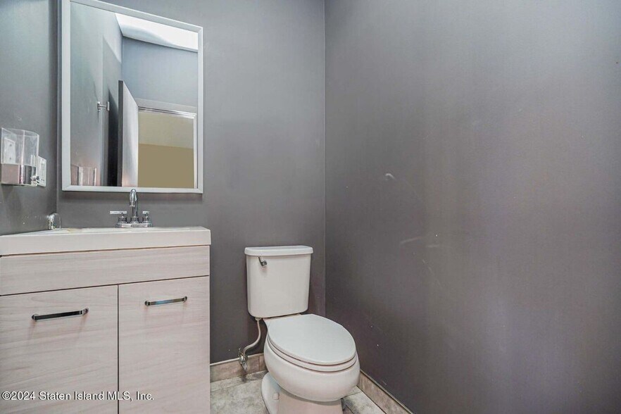 Building Photo - 2981 Hylan Blvd