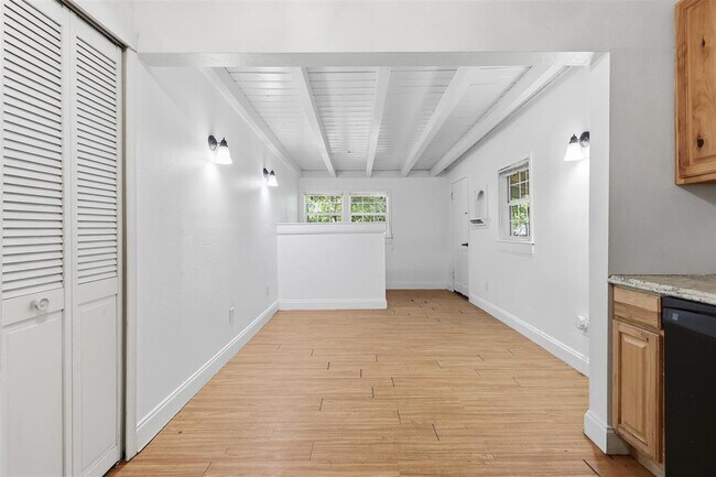 Building Photo - 1215 Porter St