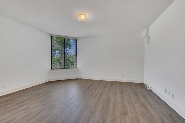 Building Photo - 6666 Brookmont Terrace