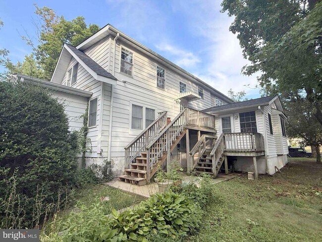 Building Photo - 502 Lakeview Ave