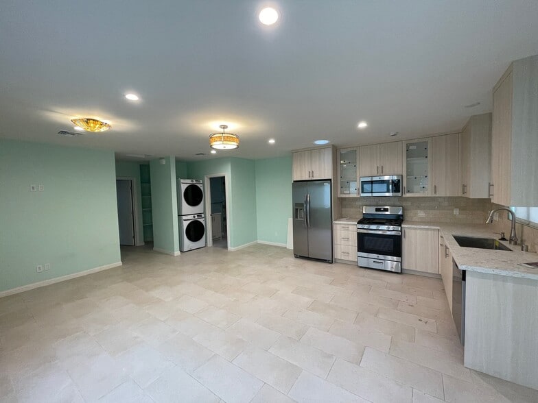 view inside front entrance - 4131 Chevy Chase Dr