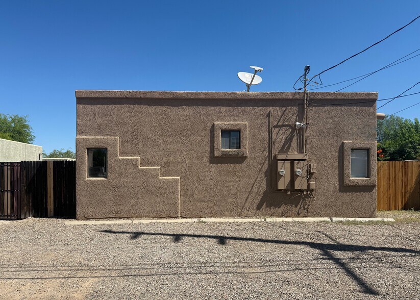 Building Photo - 738 E Elm St