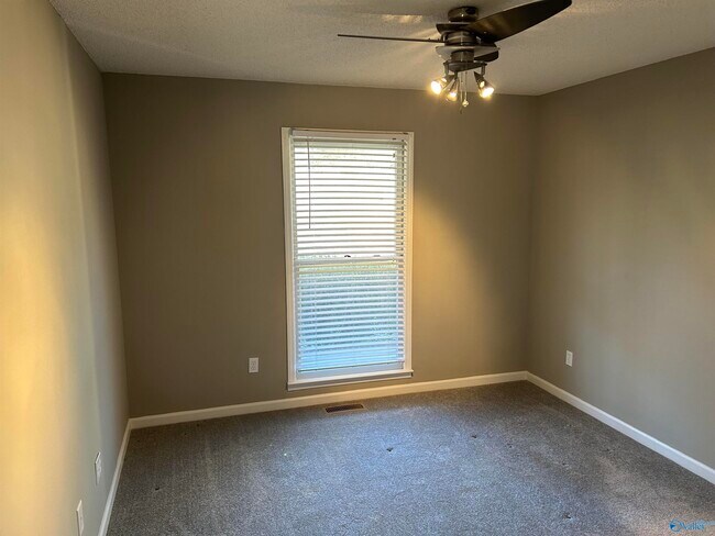 Building Photo - 503 Highland Dr