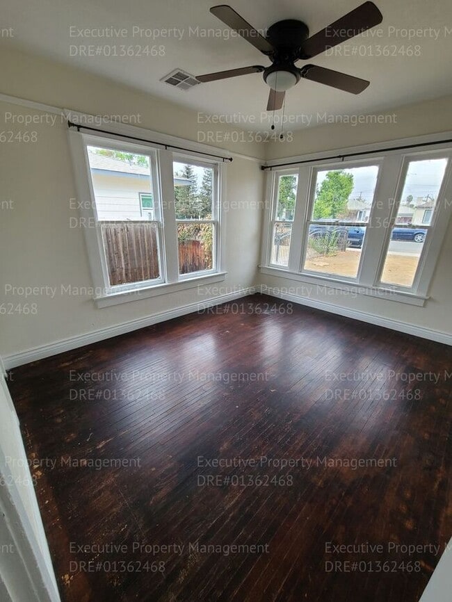 Building Photo - 3 bedroom/ 2 bathroom house located in East Bakersfield near a hospital and an elementary school.