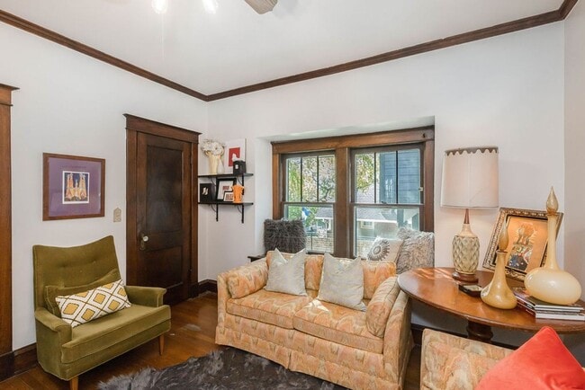 Building Photo - Fantastic West Plaza Bungalow