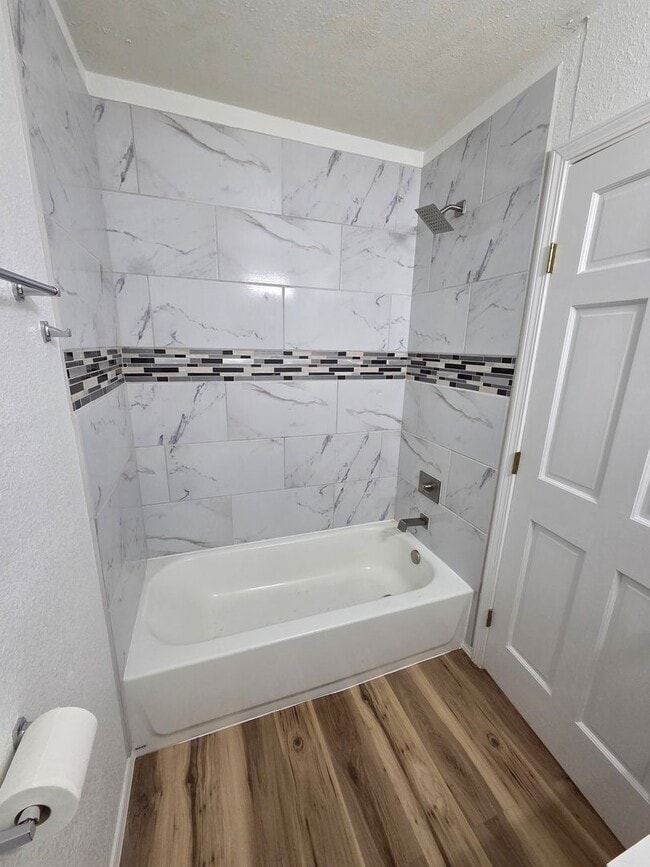 Building Photo - Beautifully Remodeled 3 Bed/2 Bath Apartment