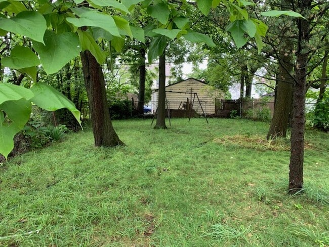 Building Photo - Comfortable 3-Bed on E 108th in Union-Miles Park