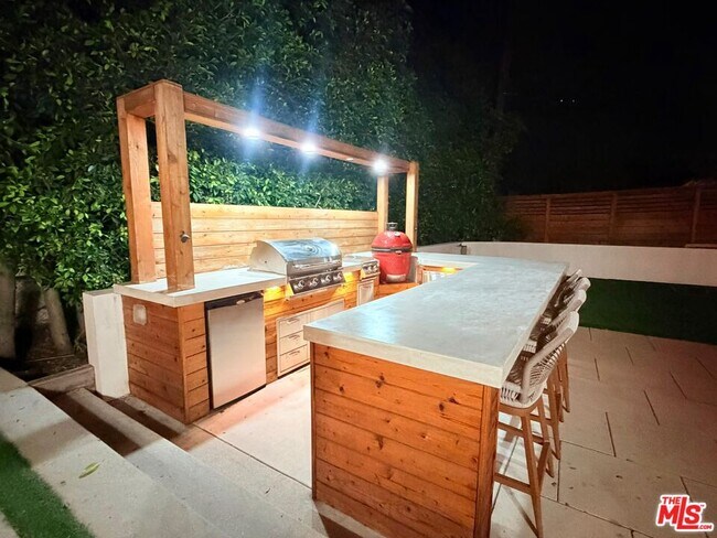 Building Photo - 10593 Kinnard Ave