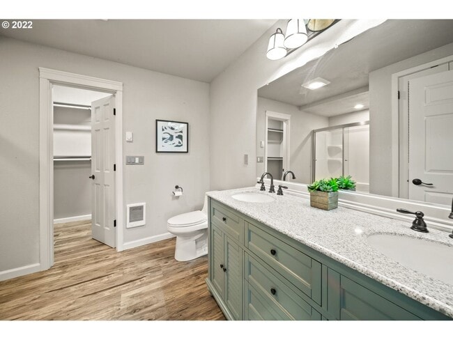 Building Photo - 5 bedroom 4 Bathroom Spectacular Townhome ~ Parking, A/C and More!