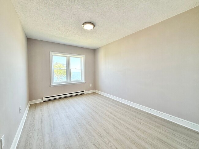 Building Photo - 208 Point Beach Dr