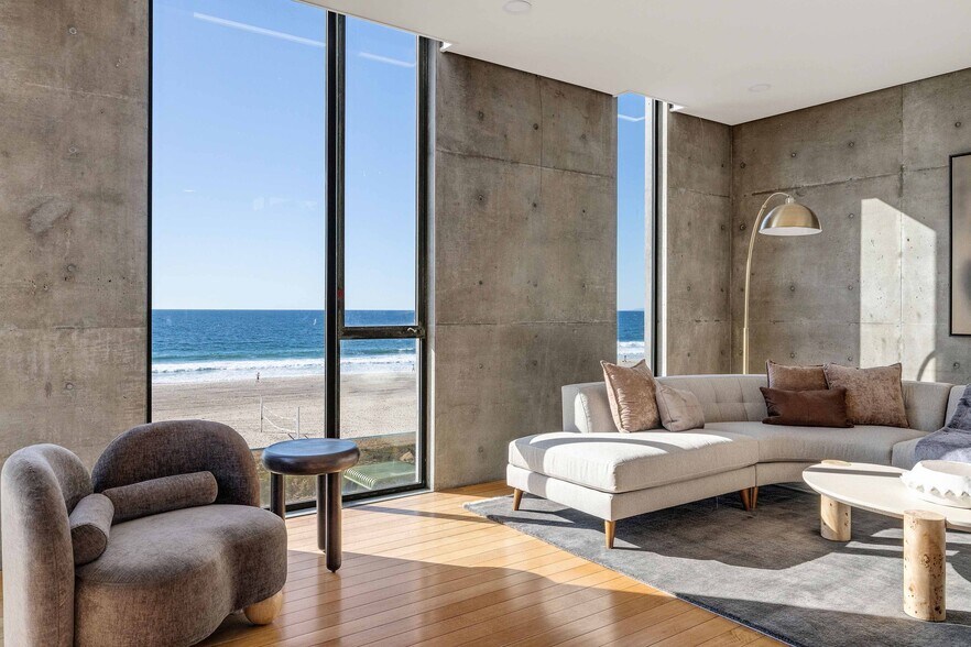 Building Photo - 1812 The Strand