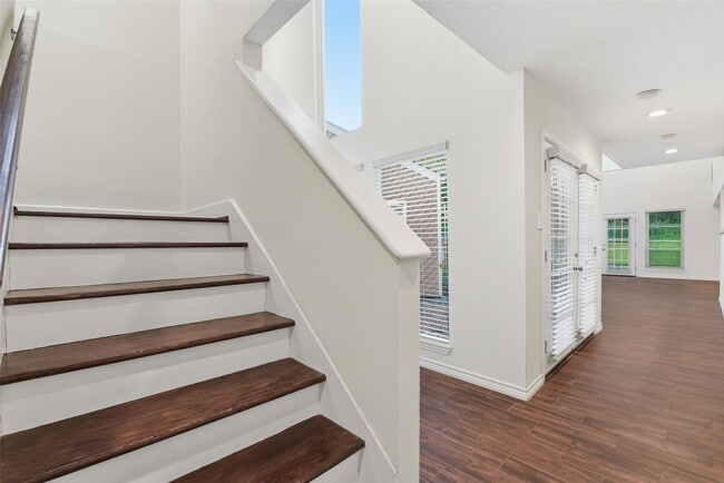 Building Photo - 14210 Briarhills Pkwy