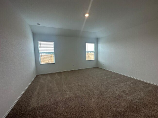 Building Photo - 121 Seminole Dr