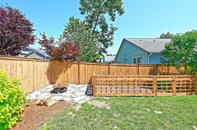 Building Photo - 4 Bedroom Home
