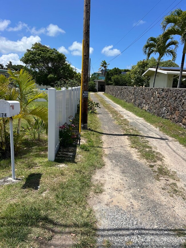 Building Photo - Beautifully Renovated Kailua Home | Walk t...